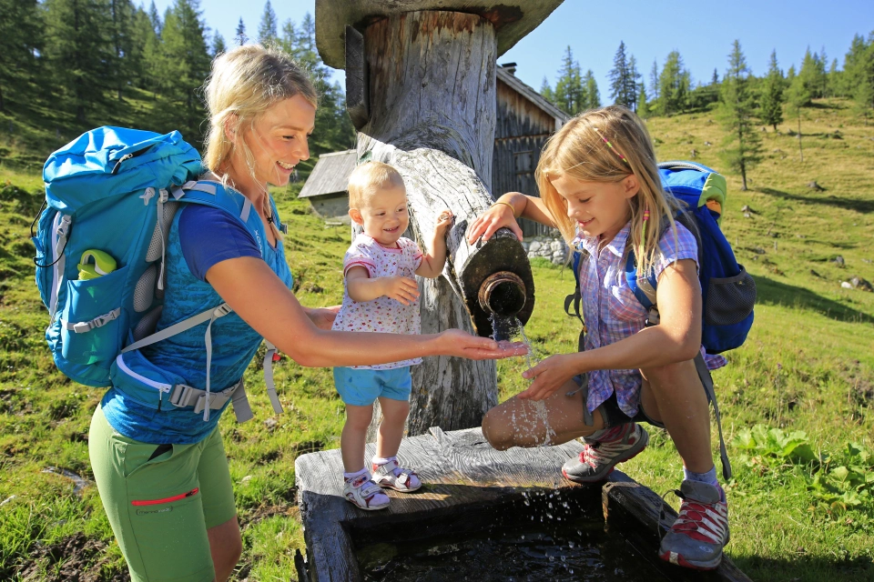 Familie am Brunnen - © photo-austria / Herbert Raffalt